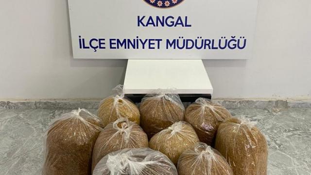Sivasta durdurulan araçta 60 kilo kaçak tütün ele geçirildi