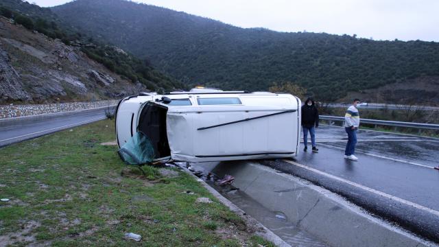 Uşakta minibüs devrildi: 3 yaralı