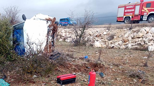 Denizlide otomobil şarampole yuvarlandı: 2 ölü, 3 yaralı