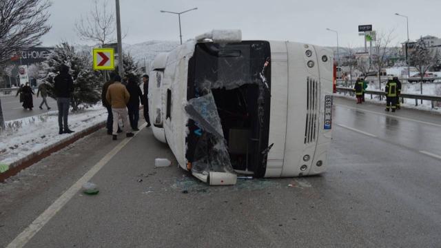 Afyonkarahisarda servis otobüsü devrildi: 10 yaralı