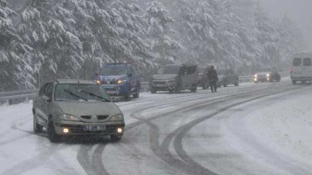 Erzurum ve Ardahanda aralıklarla kar yağışı etkili oldu