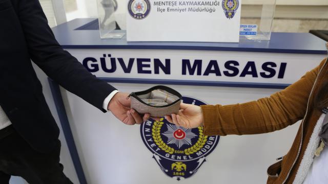 Muğlada bir kişi yolda bulduğu 14 bin 900 lirayı sahibine teslim etti