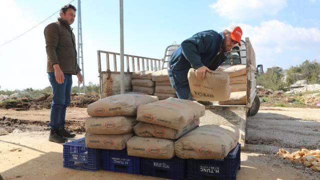 Erdemli Belediyesi, fırtınada ev ve seraları zarar gören vatandaşlara yardımda bulundu