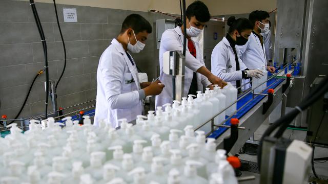 Meslek lisesi, ürettiği dezenfektanlarla dış pazara açıldı