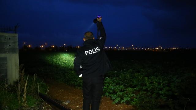 Adanada polisten kaçmaya çalışan şüpheliler patates tarlasında yakalandı