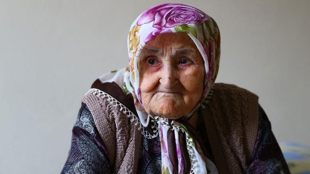 İki salgın dönemi yaşayan Safiye nine: Sağlıkçılarımızın işi zor