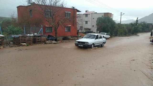 Adanada sağanak hayatı olumsuz etkiledi