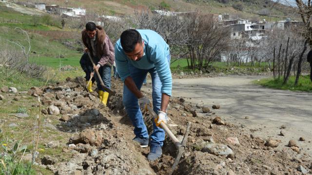 Şanlıurfada su sorunu yaşayan okul için komşu mahalleden imece usulü su hattı çekiliyor