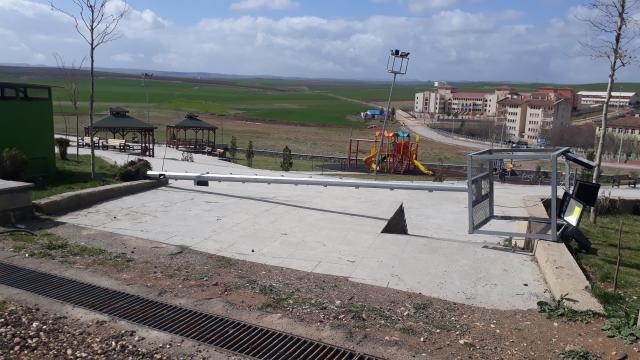 Diyarbakırda şiddetli rüzgar nedeniyle elektrik direkleri devrildi