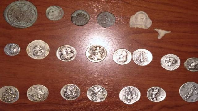 İzmirde Roma Dönemine ait sikkeler ele geçirildi