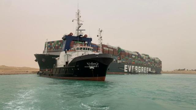 Dev kargo gemisi Süveyş Kanalında karaya oturdu