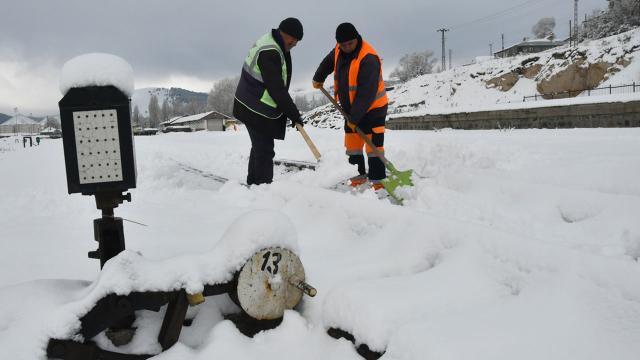 Tren seferlerinin aksamaması için ekipler mesaide