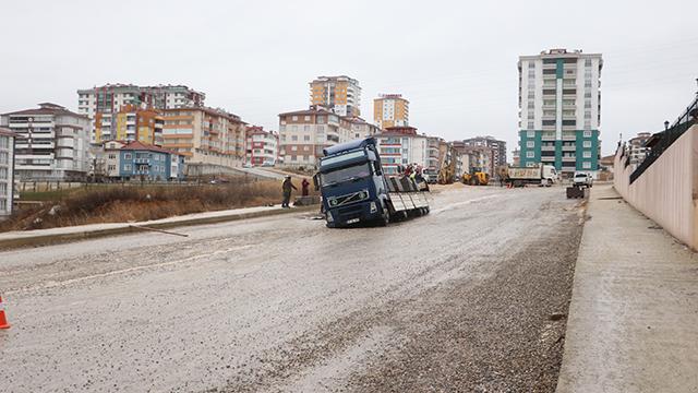Tırın tekerleri çöken yola gömüldü
