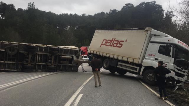Akseki-Manavgat kara yolunda devrilen lastik yüklü tır ulaşımı aksattı