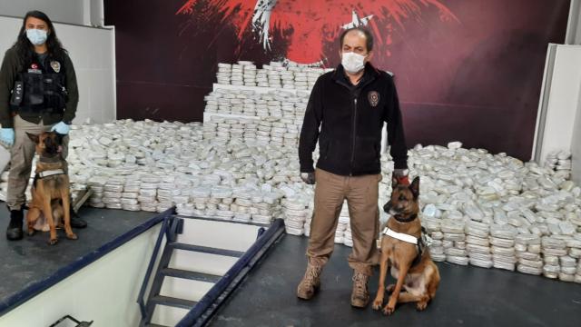 Limandaki gemide 3 ton 860 kilo esrar, 99 bin uyuşturucu hap ele geçirildi