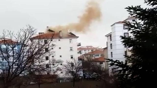 Çubukta apartmanın çatısına yıldırım düştü