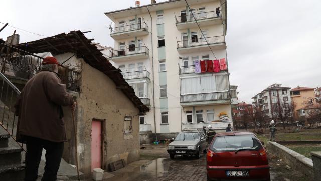Ankarada 5 katlı apartmanın çatısına isabet eden yıldırım hasara neden oldu