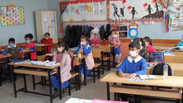 Vanın Saray ilçesinde Covid-19 vakaları nedeniyle ara verilen yüz yüze eğitime başlandı