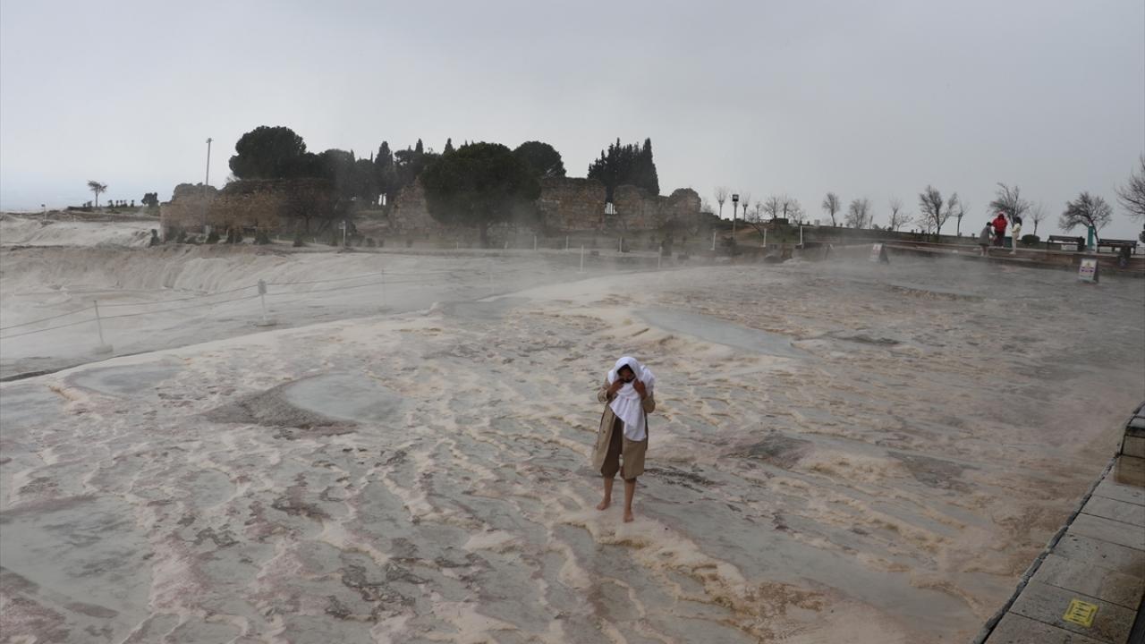Pamukkale`de kar yağışı etkili oldu