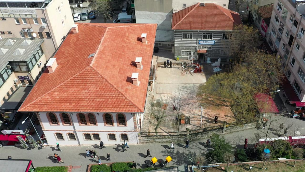 "Mezunlarının hepsinin gönlünde Hocailyas`ın farklı bir yeri vardır"