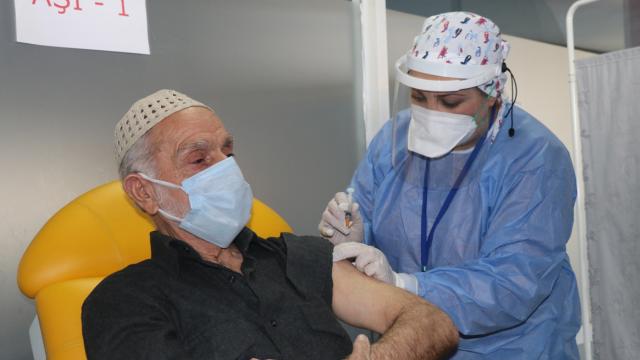 Erzincanda cuma namazından çıkan 65 yaş üstü aşılandı