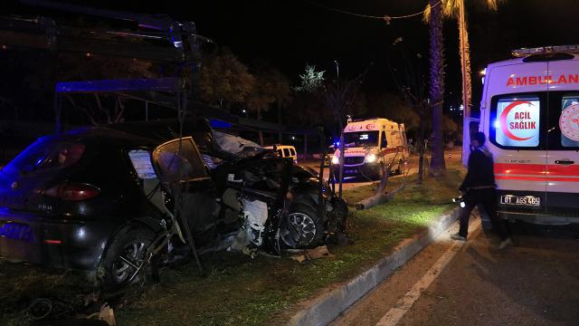 Adanada otomobil refüjdeki ağaçlara çarptı: 3 yaralı