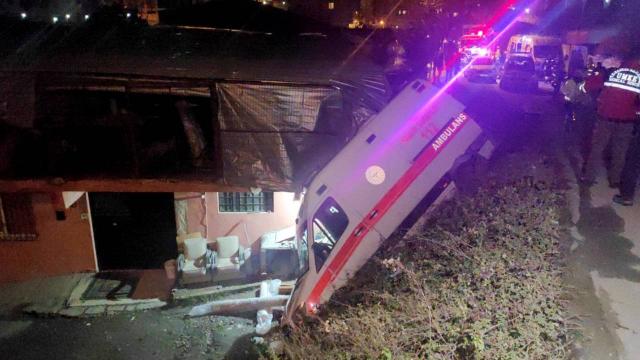 Hasta taşıyan ambulans kaza yaptı