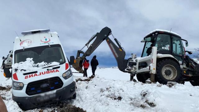 Bingölde hasta almaya giden ambulans kara saplandı