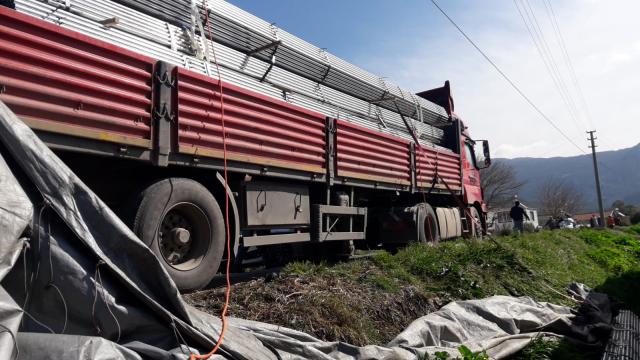 Antalyada tırdan indirilen demir borunun çarptığı genç öldü