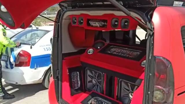 Otomobilde yüksek sesli müziğe 288 lira ceza