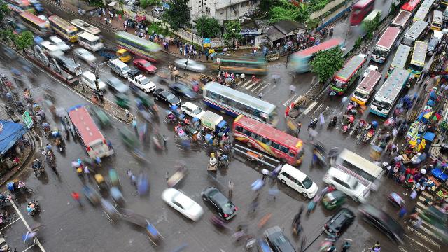 Bangladeşte trafik kazası: 17 kişi yanarak öldü