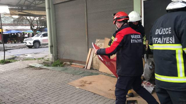 Düzcede itfaiyecilerin Türk bayrağı hassasiyeti