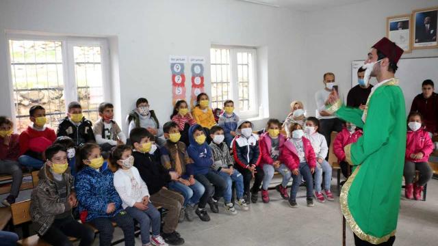 Bitlis Belediyesi köyde yaşayan çocukları tiyatroyla buluşturuyor