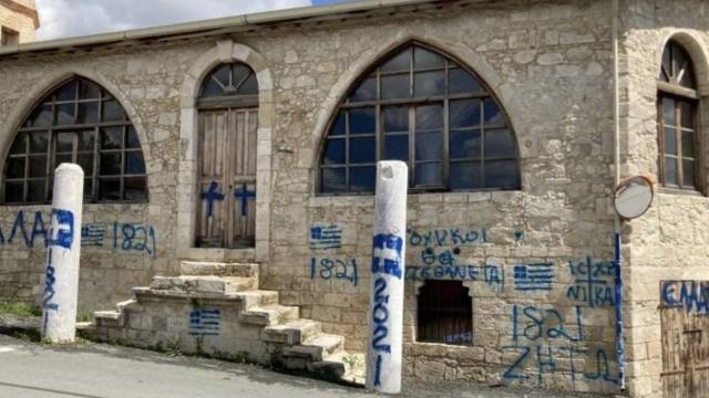 Camiye haç resmi çizip "Türklere ölüm" tehditleri yazdılar