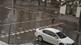 Yağmura aldırış etmeden İstiklal Marşı için "hazır ol"da bekledi