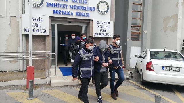 İzmirde lüks villa ilanlarıyla dolandırıcılık yapan şüpheliler yakayı ele verdi
