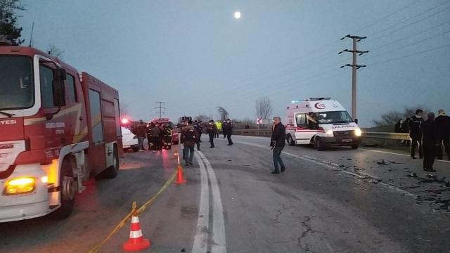 Düzcede otomobil ile otobüs çarpıştı: 3 ölü