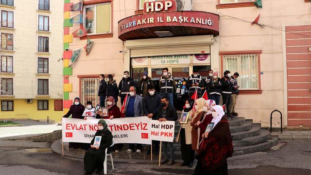 Evlat nöbetindeki ailelere destek ziyaretleri sürüyor