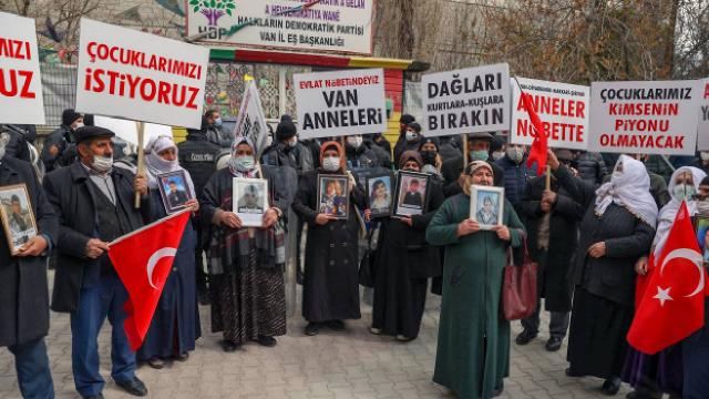 Vanlı anneler HDP önünde eylem yaptı: Çocuklarımızı istiyoruz