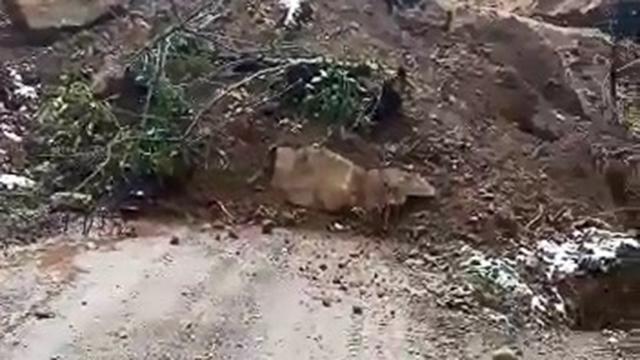 Zonguldakta heyelan: Yol ulaşıma kapandı