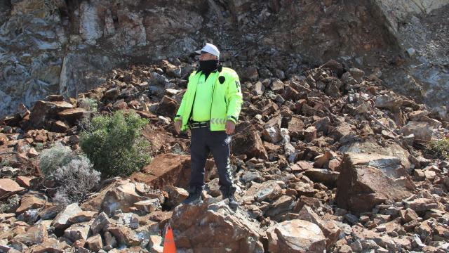 Marmaris-Datça kara yolunda toprak kayması nedeniyle ulaşım tek şeritten sağlanıyor