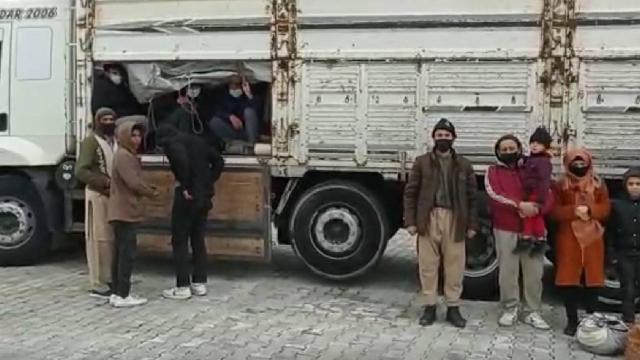 Vanda bir kamyonun kasasında 112 kaçak göçmen yakalandı