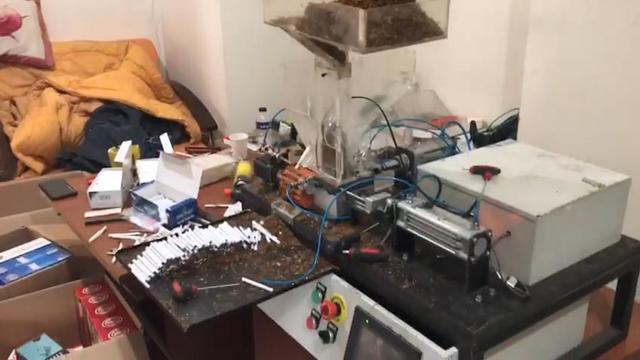 Bursada kaçak sigara üretilen depoya suçüstü: 1 gözaltı