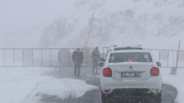 Van- Bahçesaray yoluna çığ düştü; trafiğe kapatıldı