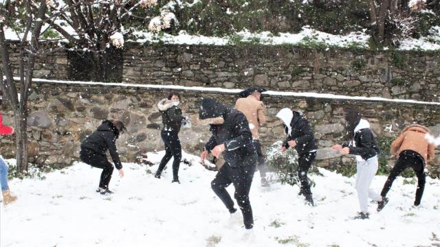İzmirin Ödemiş ilçesinde ender görülen kar, bölgedekilere keyifli anlar yaşattı