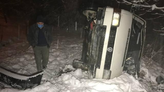 Minibüs evin bahçesine devrildi: 4 yaralı