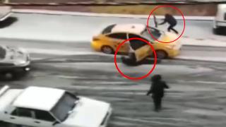 Kayan taksiyi elleriyle durdurmaya çalıştı