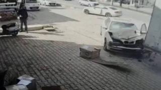 Üzerine gelen otomobilden saniyelerle kurtuldu