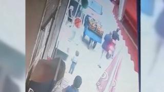 Küçük çocuğun otomobilin altında kalma anı güvenlik kamerasında