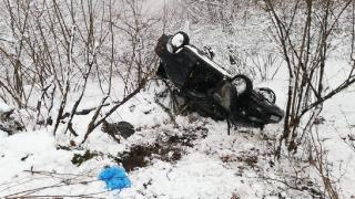 50 metreden yuvarlanan otomobilin sürücüsü kurtarıldı